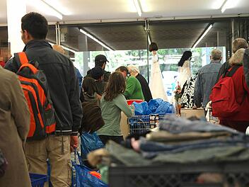 Seit etwa einem Jahr gibt es nach den Beobachtungen des "Hartz & Herzlich"-Teams immer weniger Bedarfseink&auml;ufe von Bed&uuml;rftigen. Und das Verhalten ist rauer geworden: "Es werden Hosen und Hemden fast wahllos aus den Regalen gerissen", erz&auml;hlt eine Mitarbeiterin. Foto: Chris Winter