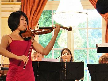 Das virtuose Spiel der Chinesin Tianwa Yang fesselte alle Gäste am Samstagabend im Rahmen des Sommerkonzerts des Bayerischen Kammerorchesters Bad Brückenau.  Foto: Julia Raab