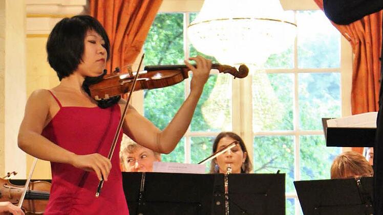 Das virtuose Spiel der Chinesin Tianwa Yang fesselte alle Gäste am Samstagabend im Rahmen des Sommerkonzerts des Bayerischen Kammerorchesters Bad Brückenau.  Foto: Julia Raab