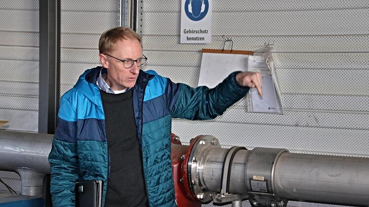 Martin Lang, Leiter des Bauamtes im Raum der Kompressoren an der Kläranlage. Er erläuterte deren Wirkungsweise und bezeichnete die wuchtigen Kompressoren als Stromfresser.