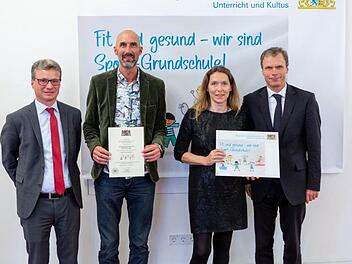 Foto von links: Kultusminister Bernd Sibler (von links) &uuml;berreichte die Urkunde an Rektor Karl-Heinz Deublein und an Sportbeauftragte Christine Steigmeier. Rechts Matthias Lorenz  vom Referat Schulsport im Kultusministerium. Steffen Leiprecht