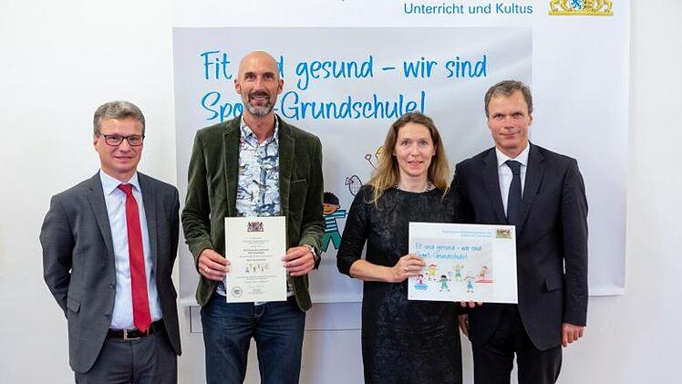 Foto von links: Kultusminister Bernd Sibler (von links) &uuml;berreichte die Urkunde an Rektor Karl-Heinz Deublein und an Sportbeauftragte Christine Steigmeier. Rechts Matthias Lorenz  vom Referat Schulsport im Kultusministerium. Steffen Leiprecht