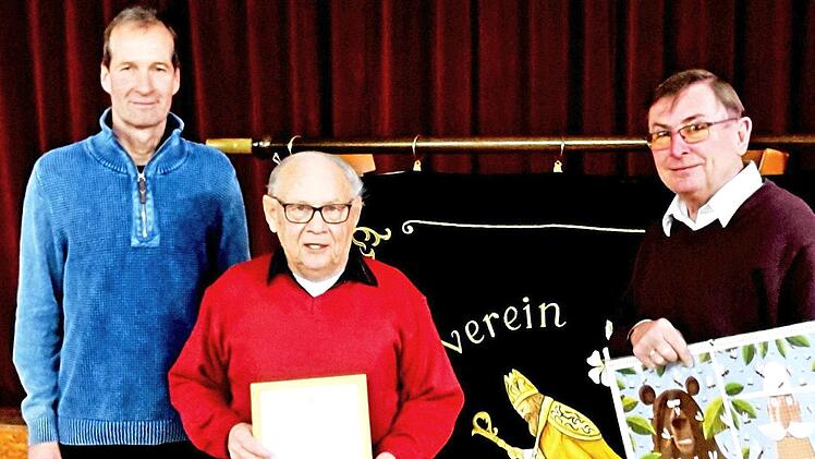 Kreisvorsitzender Jürgen Schubert (links) und der Vorsitzende des Imkervereins Kirchlauter und Umgebung, Peter Kirchner (rechts), ehrten Werner Heckelmann mit der Urkunde in Gold des Imkerbundes.  Foto: gg