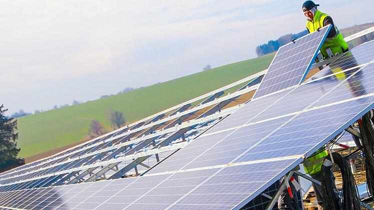 Tausende Module werden auf die Träger aufgesetzt. Arbeiter aus der Slowakei erledigen die Arbeit auf dem teils morastigen Grund  bei Wind und Wetter. Fotos: Alexander Hartmann