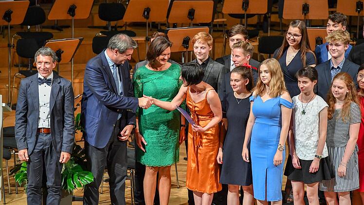 Schüler und Lehrer vom FLG freuten sich über diese besondere Auszeichnung und das Lob für ihre Arbeit. Foto: Ronald Rinklef
