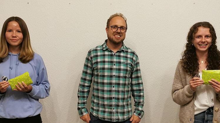 Erfolgreiche Absolventen der Leistungsprüfung (von links):  Janina Rest (D2), Vorsitzender Steffen Fröhlich und Vivien Beitinger (D3). Foto: Marion Eckert