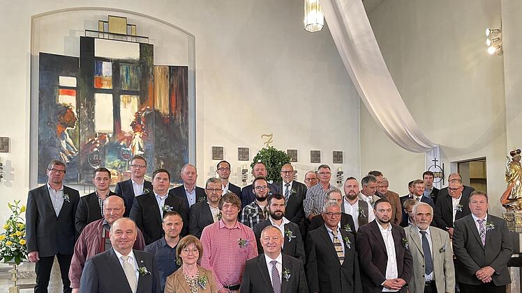 Die neu vereidigten und geehrten Feldgeschworenen in Ramsthal.