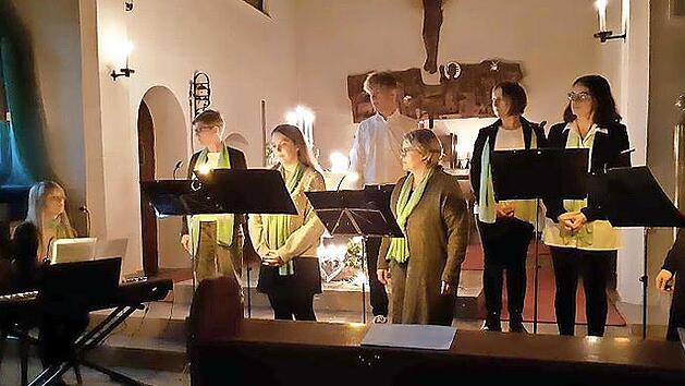 Bei stimmungsvollem Kerzenlicht wurde in der St.-Antonius-Kirche gesungen und musiziert.