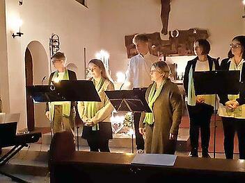 Bei stimmungsvollem Kerzenlicht wurde in der St.-Antonius-Kirche gesungen und musiziert.