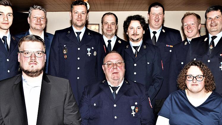 Für seine 40-jährige Mitgliedschaft wurde Reiner Kolb (vorne, Mitte) geehrt. Im Bild mit Zweitem Bürgermeister Marco Weidner (vorne, l.), dem Vorstand und den Führungskräften der Wehr von Strössendorf sowie der Stützpunktwehr Altenkunstadt und den...