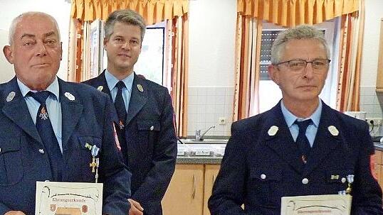 Zu Ehrenkommandanten wurden Manfred Roppelt (links) und Bernhard Lunz (rechts) ernannt. Mitte: Vorstand Johannes Ackermann