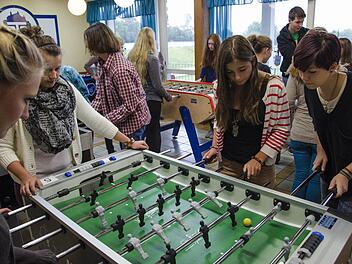 Zur Eröffnung des Tischfußball-Landesleistungszentrums im ATS-Sportheim spielten 42 Schüler aus Deutschland und Polen ein Turnier aus - und waren schnell fasziniert von dem rasanten Sport mit den Plastikmännchen. Foto: Privat