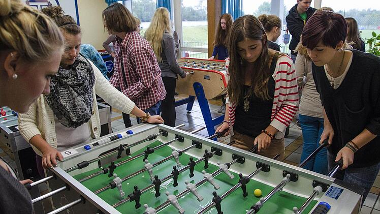 Zur Eröffnung des Tischfußball-Landesleistungszentrums im ATS-Sportheim spielten 42 Schüler aus Deutschland und Polen ein Turnier aus - und waren schnell fasziniert von dem rasanten Sport mit den Plastikmännchen. Foto: Privat