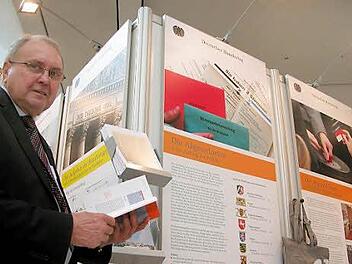 Staatssekretär a. D.  Eduard Lintner, viele Jahre CSU-Abgeordneter und Wahlkreisvertreter im Deutschen Bundestag, eröffnete die Ausstellung in der Schalterhalle der Sparkasse.  Foto: Thomas Ahnert