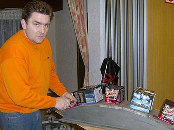 Thomas Kawala kennt sich mit Krachern gut aus. Foto: Malbrich