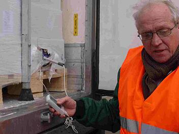 Thomas Zwiener und seine Mitarbeiter vom Veterinäramt messen die Temperatur von Kühltransporten.
