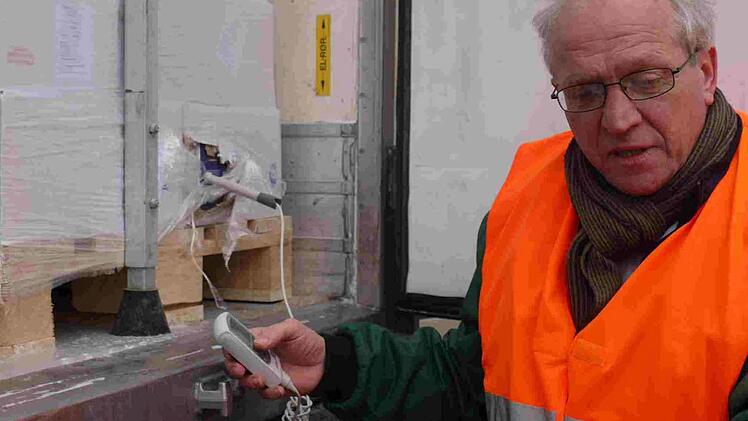 Thomas Zwiener und seine Mitarbeiter vom Veterinäramt messen die Temperatur von Kühltransporten.