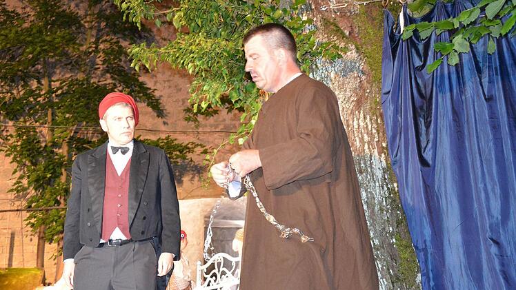 Der frühere Galeeren-Sträfling Jean Valjean (Klaus Dittmann/links) und sein Widersacher Javert (Horst Sollfrank).