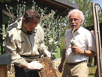Sichtlich zufrieden von den Daten des Monitorings zeigten sich Fachberater Gerhard Müller-Englert (links) und stellvertretender Ortsvorsitzender Karl Schmitt; rechts die Vorrichtung für die Datenübertragung.