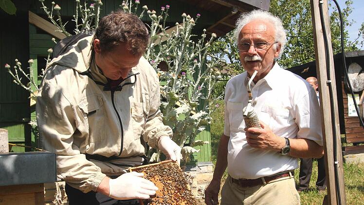 Sichtlich zufrieden von den Daten des Monitorings zeigten sich Fachberater Gerhard Müller-Englert (links) und stellvertretender Ortsvorsitzender Karl Schmitt; rechts die Vorrichtung für die Datenübertragung.