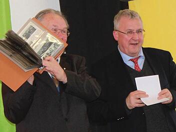 Dr. Klaus Reder, Bezirksheimatpfleger, übergab den Ordner mit Ansichtskarten aus dem Altlandkreis Ebern an Ingo Hafenecker, der ihn stolz präsentierte. Foto: Katharina Becht