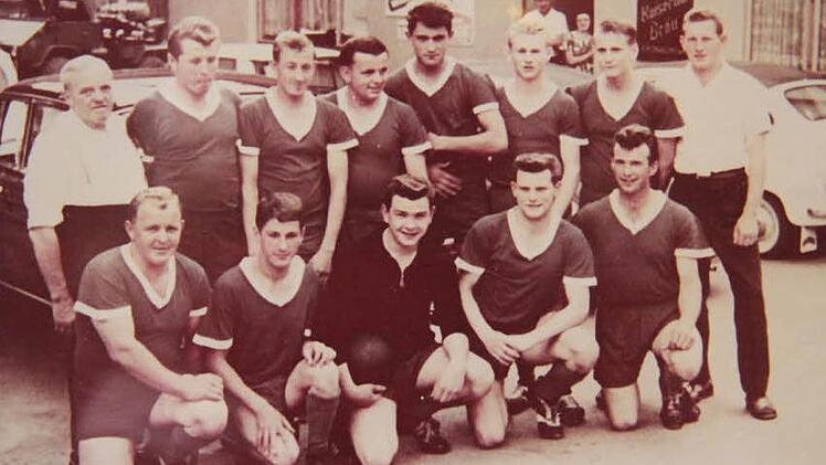 Der Schnauzclub Wallenfest existiert seit einem halben Jahrhundert, früher spielten die "Schnauzer" auch Fußball - und zwar ziemlich erfolgreich