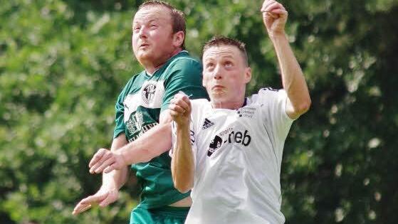 Kopfballduell zwischen Timo Jahrsdörfer (links) und dem Erlenbacher Bastian Kalweit. Foto: Jörg Albert