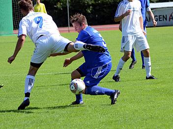 Lang ist's her: Am Sonntag kämpfen Heßdorf (in Blau) und Herzogenaurach zum ersten Mal seit elf Jahren wieder um den Ball. Foto: herzopress