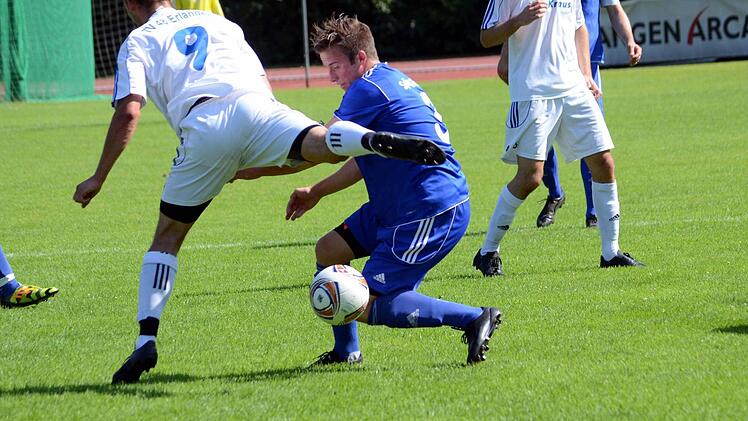 Lang ist's her: Am Sonntag kämpfen Heßdorf (in Blau) und Herzogenaurach zum ersten Mal seit elf Jahren wieder um den Ball. Foto: herzopress
