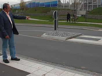 Walter Mackert zeigt das neue Blindenleitsystem von der Unterführung am Bahnhof über die Straße in Richtung Therme. Foto: Lisa Kieslinger