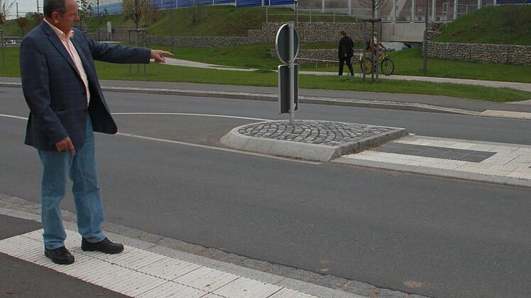 Walter Mackert zeigt das neue Blindenleitsystem von der Unterführung am Bahnhof über die Straße in Richtung Therme. Foto: Lisa Kieslinger