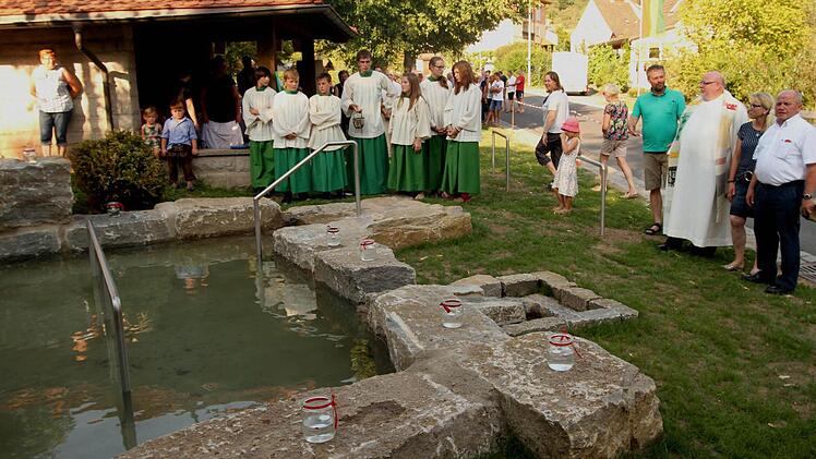 Bei der Einweihung (von rechts) Bürgermeister Karl Heinz Kandler, Vors. Irene Hüttner, Pfarrer Martin Wissel und Kreisfachberater Guntram Ulsamer.