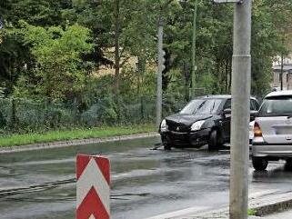 Der schwarze Wagen wollte links in Richtung Kellerwald abbiegen und krachte dabei mit dem Mercedes zusammen. Foto: Sarah Dann