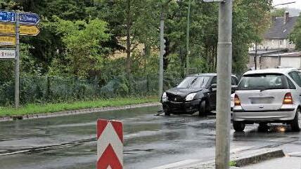 Der schwarze Wagen wollte links in Richtung Kellerwald abbiegen und krachte dabei mit dem Mercedes zusammen. Foto: Sarah Dann