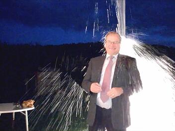 Kaum jemand, der im Sommer 2014 nicht bei der Ice Bucket Challenge mitmachte. Auch Karpfen-Experte Martin Oberle stellte sich im Anzug der eiskalten Dusche. Ein Video davon war bei uns auf Facebook zu sehen.