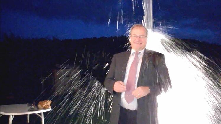 Kaum jemand, der im Sommer 2014 nicht bei der Ice Bucket Challenge mitmachte. Auch Karpfen-Experte Martin Oberle stellte sich im Anzug der eiskalten Dusche. Ein Video davon war bei uns auf Facebook zu sehen.