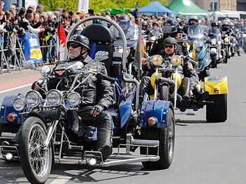 Coole Typen, heiße Öfen - die Motorradsternfahrt nach Kulmbach und der Korso durch die Stadt gehört für viele Biker zum Saisonstart. Foto: Matthias Hoch