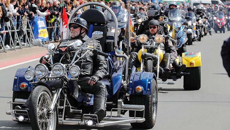 Coole Typen, heiße Öfen - die Motorradsternfahrt nach Kulmbach und der Korso durch die Stadt gehört für viele Biker zum Saisonstart. Foto: Matthias Hoch