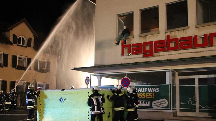 Hier wurde nachgestellt, dass eine Person aus dem brennenden Haus gerettet werden muss.  Foto: Veronika Schadeck