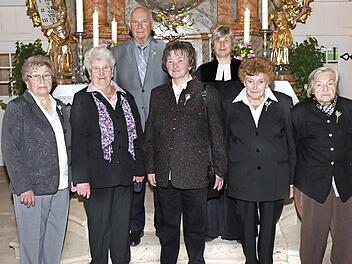 Die eisernen Konfirmanden (von links) Irma Pittroff, Ella Hirschmann, Hans Schrödel, Lydia Hartmann, Meta Schneider und Ilse Reif-Hammer mit Pfarrerin Almut Weisensee Fotos: Werner Reißaus