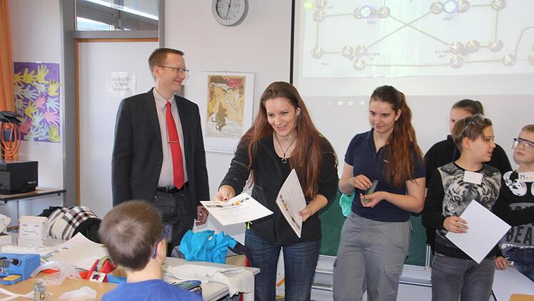 Lehrerin Anja Kilian von der Realschule Ebern überreicht die "Gesellenbriefe" an die Schüler, die am Projekt teilgenommen haben; links Realschulrektor Hartmut WeisHelmut Will