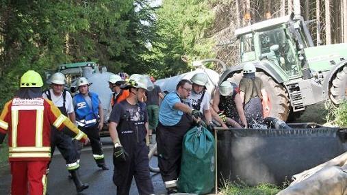 Landwirte unterstützten die Wehrleute und fuhren Wasser heran.