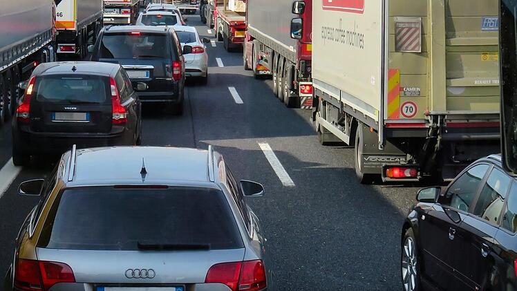 Starke Behinderungen auf der A3: Zwischen Geiselwind und Schlüsselfeld ist am Mittwoch ein Lastwagen mit Farbe auf der Fahrbahn umgekippt.  Symbolfoto: Gellinger/pixabay.com
