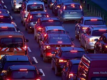 Ein Schweinetransporter verlor auf der Autobahn sein Dach - daraufhin wurden weitere Autos besch&auml;digt und die A7 musste gesperrt werden. Symbolbild: Oliver Berg/dpa