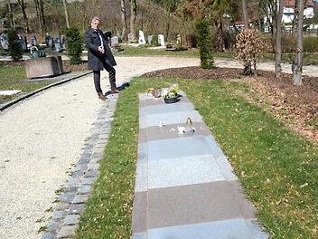 Bürgermeister Rainer Detsch zeigt auf dem Friedhof in Stockheim die neu angelegten Rasen-Urnengräber. Inzwischen gibt es weitere Bestattungsvarianten.  Foto: K.- H. Hofmann
