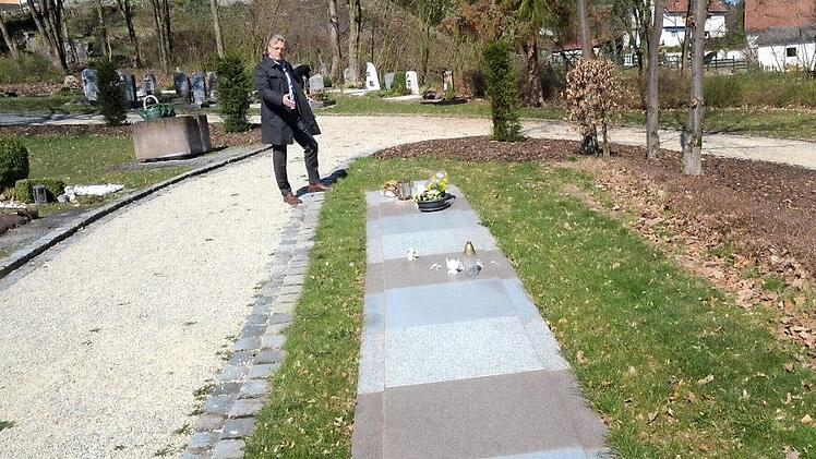 Bürgermeister Rainer Detsch zeigt auf dem Friedhof in Stockheim die neu angelegten Rasen-Urnengräber. Inzwischen gibt es weitere Bestattungsvarianten.  Foto: K.- H. Hofmann