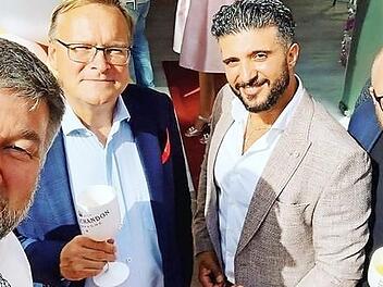 Der Oberbürgermeister (2. v. l.) steht Schulter an Schulter auf einer privaten Eröffnungsfeier. Dafür wurde er nun von einem Bamberger angezeigt. Quelle: Facebook