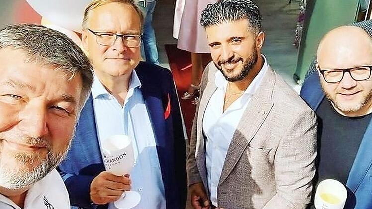 Der Oberbürgermeister (2. v. l.) steht Schulter an Schulter auf einer privaten Eröffnungsfeier. Dafür wurde er nun von einem Bamberger angezeigt. Quelle: Facebook