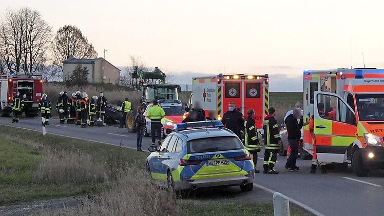 Zahlreiche Helfer waren an die Unfallstelle nahe dem Zeiler Stadtteil Bischofsheim gerufen worden.