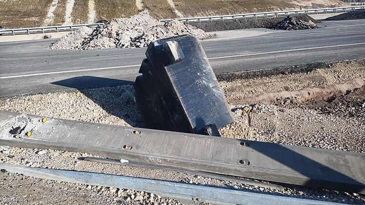 Auf der Autobahn bei Nürnberg verlor ein Sattelzug ein tonnenschweres Gewicht
